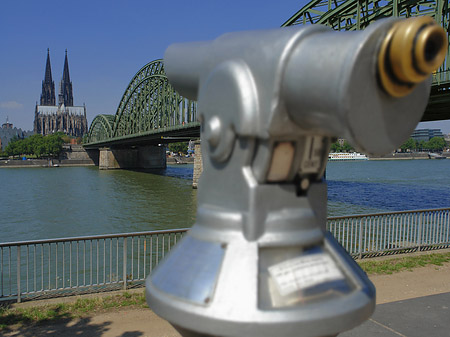 Fotos Fernrohr vor der Hohenzollernbrücke | Köln