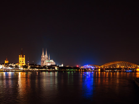 Foto Kölner Dom hinter der Hohenzollernbrücke