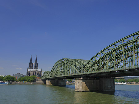 Hohenzollernbrücke am Kölner Dom Foto 