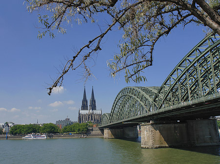 Hohenzollernbrücke am Kölner Dom Foto 