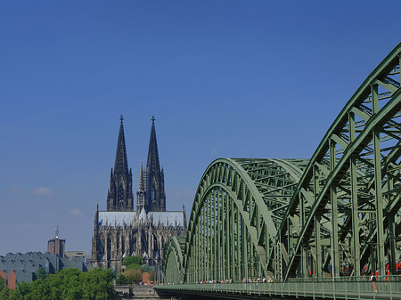 Hohenzollernbrücke beim Kölner Dom Foto 