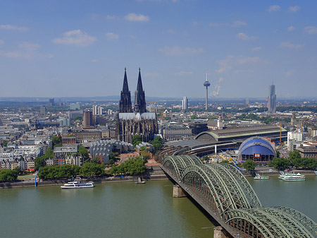 Foto Hohenzollernbrücke und Kölner Dom aus der Ferne