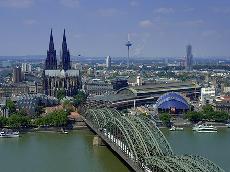 Fotos Hohenzollernbrücke und Kölner Dom aus der Ferne