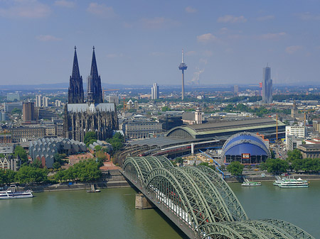 Fotos Hohenzollernbrücke und Kölner Dom aus der Ferne | Köln