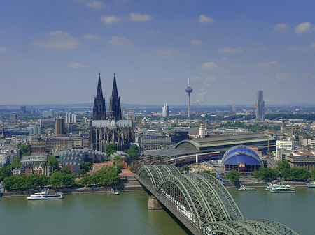 Hohenzollernbrücke und Kölner Dom aus der Ferne Fotos