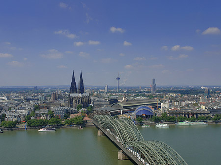 Foto Hohenzollernbrücke und Kölner Dom aus der Ferne