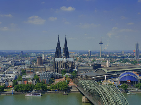 Hohenzollernbrücke und Kölner Dom aus der Ferne Fotos