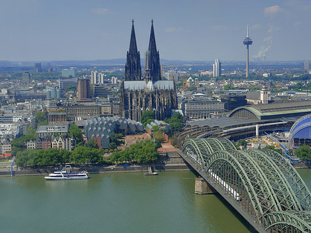 Hohenzollernbrücke und Kölner Dom aus der Ferne Fotos