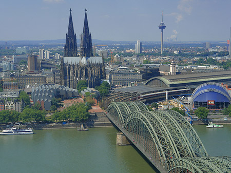 Fotos Hohenzollernbrücke und Kölner Dom aus der Ferne | Köln