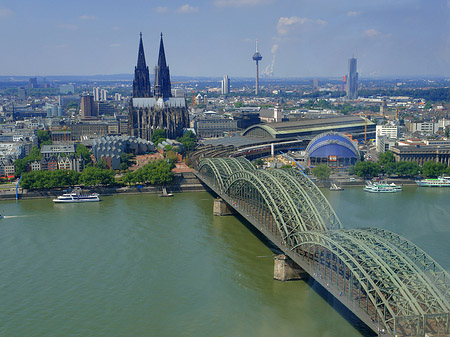 Foto Hohenzollernbrücke und Kölner Dom aus der Ferne