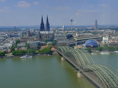 Fotos Hohenzollernbrücke und Kölner Dom aus der Ferne | Köln