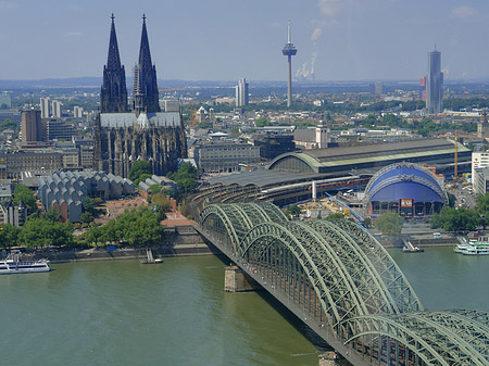 Fotos Hohenzollernbrücke und Kölner Dom aus der Ferne | Köln