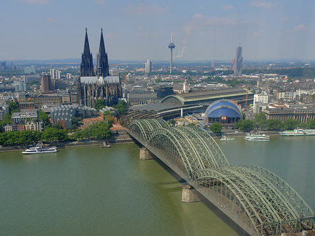 Foto Hohenzollernbrücke und Kölner Dom aus der Ferne - Köln