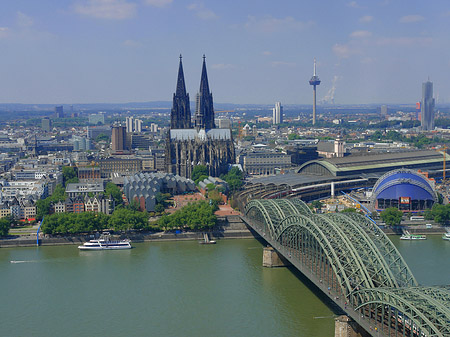 Hohenzollernbrücke und Kölner Dom aus der Ferne Foto 