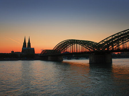 Foto Kölner Dom hinter der Hohenzollernbrücke - Köln