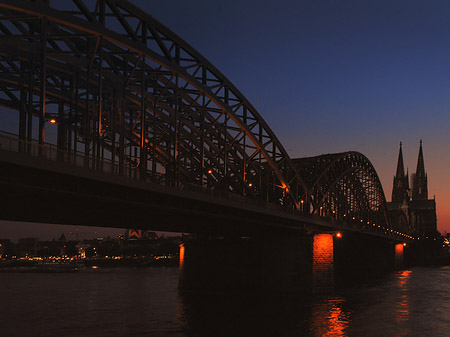 Fotos Kölner Dom hinter der Hohenzollernbrücke