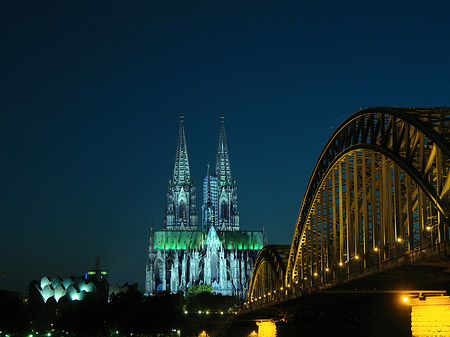 Fotos Kölner Dom hinter der Hohenzollernbrücke