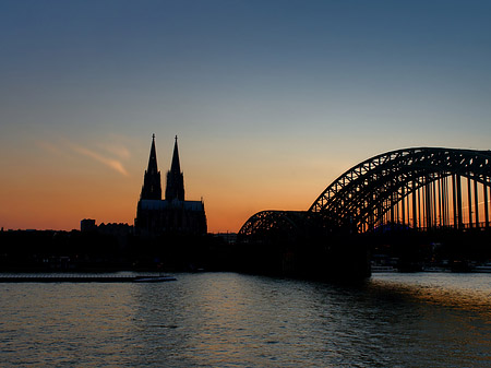 Kölner Dom hinter der Hohenzollernbrücke Fotos