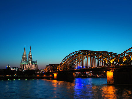 Foto Kölner Dom hinter der Hohenzollernbrücke - Köln