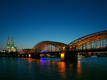 Foto Kölner Dom hinter der Hohenzollernbrücke - Köln