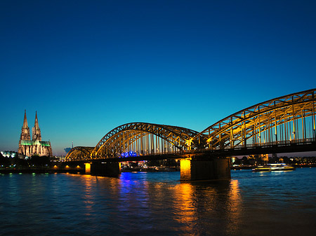 Foto Kölner Dom hinter der Hohenzollernbrücke - Köln