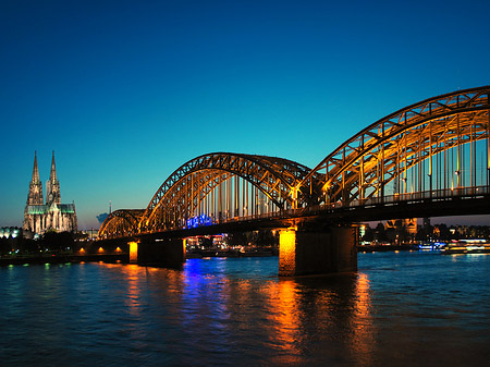 Fotos Kölner Dom hinter der Hohenzollernbrücke