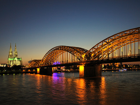 Fotos Kölner Dom hinter der Hohenzollernbrücke