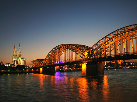 Foto Kölner Dom hinter der Hohenzollernbrücke - Köln