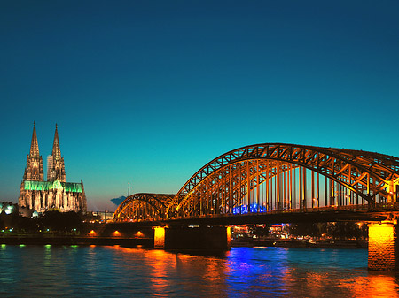 Foto Kölner Dom hinter der Hohenzollernbrücke - Köln