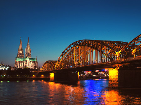 Fotos Kölner Dom hinter der Hohenzollernbrücke