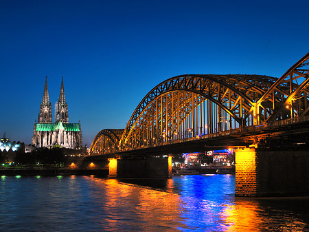 Foto Kölner Dom hinter der Hohenzollernbrücke