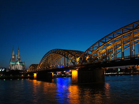 Kölner Dom hinter der Hohenzollernbrücke