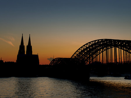 Kölner Dom hinter der Hohenzollernbrücke Fotos