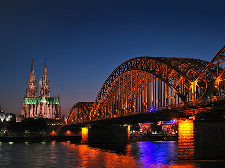 Kölner Dom hinter der Hohenzollernbrücke Foto 