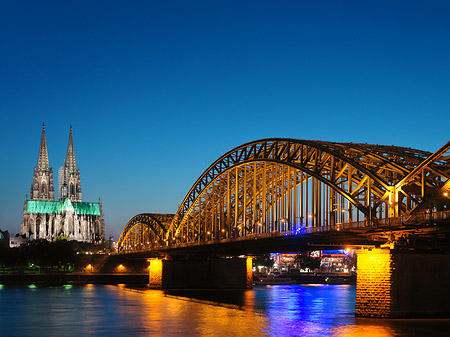 Fotos Kölner Dom hinter der Hohenzollernbrücke