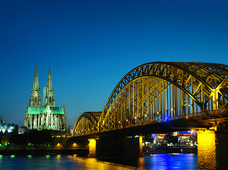 Kölner Dom hinter der Hohenzollernbrücke