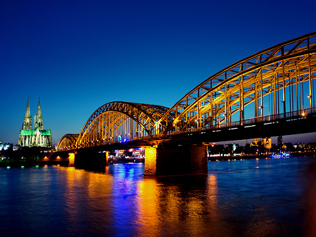 Kölner Dom hinter der Hohenzollernbrücke Fotos