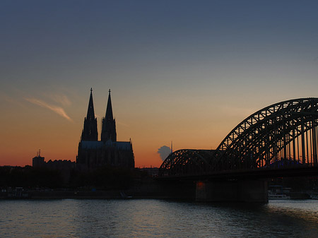 Kölner Dom hinter der Hohenzollernbrücke