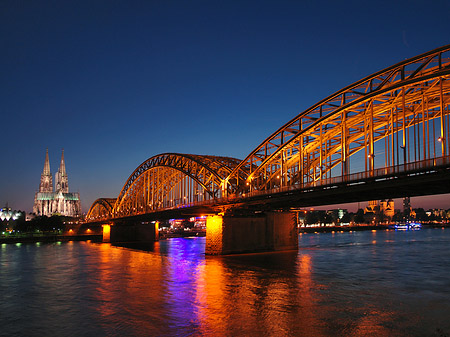 Kölner Dom hinter der Hohenzollernbrücke