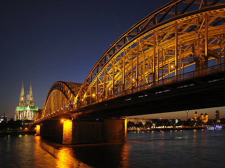 Fotos Kölner Dom hinter der Hohenzollernbrücke