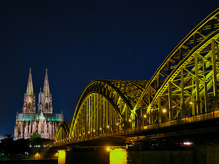 Kölner Dom hinter der Hohenzollernbrücke Foto 