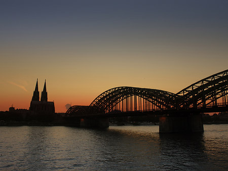 Foto Kölner Dom hinter der Hohenzollernbrücke