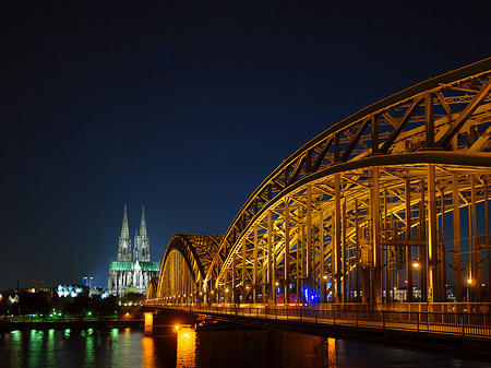 Kölner Dom hinter der Hohenzollernbrücke Foto 