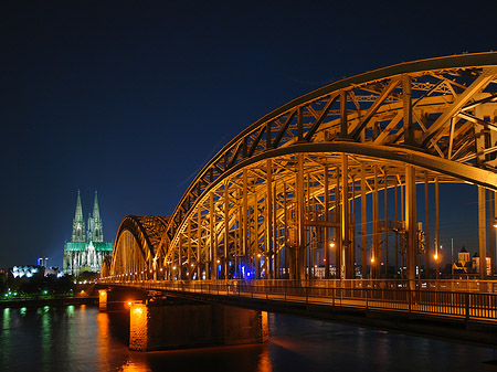 Kölner Dom hinter der Hohenzollernbrücke Foto 