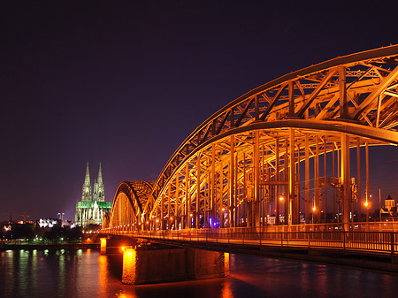 Kölner Dom hinter der Hohenzollernbrücke Foto 