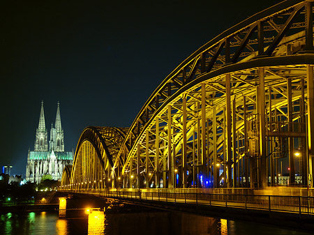 Foto Kölner Dom hinter der Hohenzollernbrücke