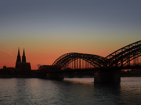 Fotos Kölner Dom hinter der Hohenzollernbrücke | Köln