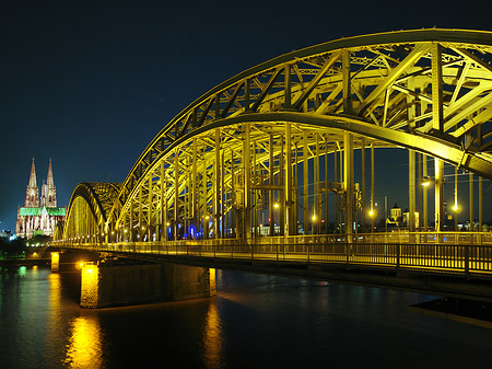 Foto Kölner Dom hinter der Hohenzollernbrücke - Köln