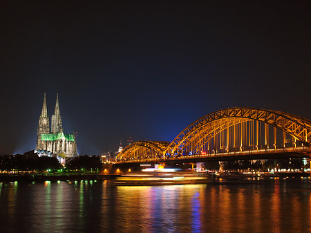 Fotos Kölner Dom hinter der Hohenzollernbrücke