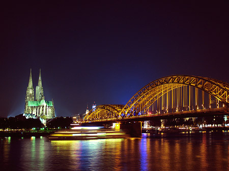 Fotos Kölner Dom hinter der Hohenzollernbrücke